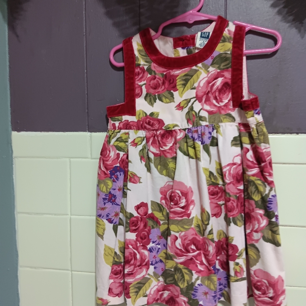 Girls kid. White red flowers. Gap.18-24mo.dress